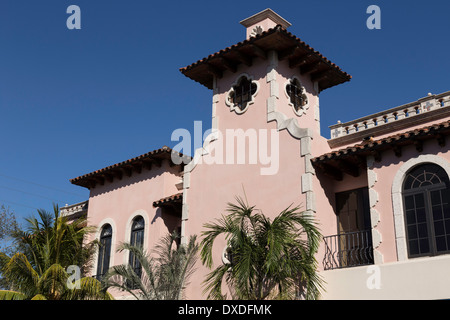 Stucco rosa spagnolo tipo di edificio e palme, Fort Lauderdale, FL, Stati Uniti d'America Foto Stock