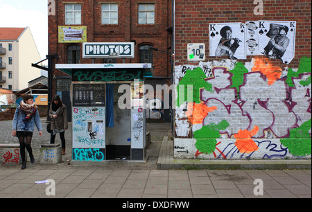 I giovani di andare al Photo Booth nella parte anteriore del Westwerk: una vecchia fabbrica di cui è ora utilizzato come studio comunitario. Leipzig Foto Stock