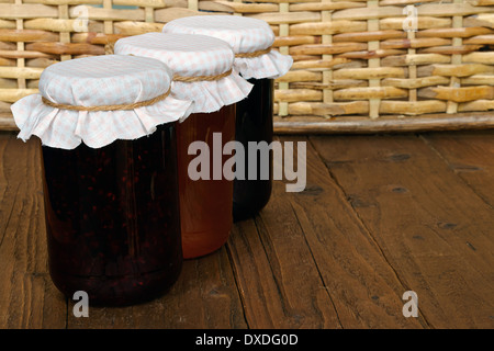 Tradizionali fatti in casa marmellata di frutta vasetti una famosa confettura spesso venduti in fiere di paese e di carità cuocere le vendite Foto Stock