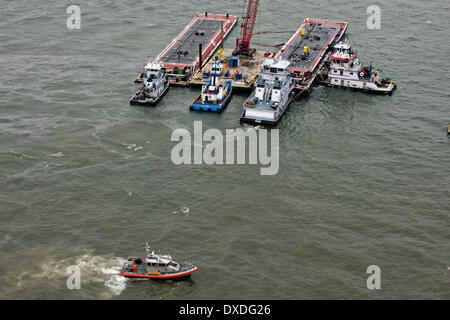 Galveston Bay, Texas, Stati Uniti d'America . 23 Mar, 2014. Una guardia costiera della barca di risposta delle pattuglie Kirby Barge durante il clean up sforzi dopo una collisione tra una nave portarinfuse e la chiatta vicino a Texas City Dike Marzo 23, 2014 in Galveston Bay, Texas. Quasi un milione di galloni di carburante marino Olio perso nella zona sensibile dal punto di vista ambientale. Credito: Planetpix/Alamy Live News Foto Stock