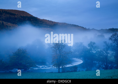 I colori autunnali e la nebbia nella Dee Valley (Dyffryn Dyfrdwy) a ferro di cavallo Cade vicino a Llangollen, Denbighshire, Galles Foto Stock