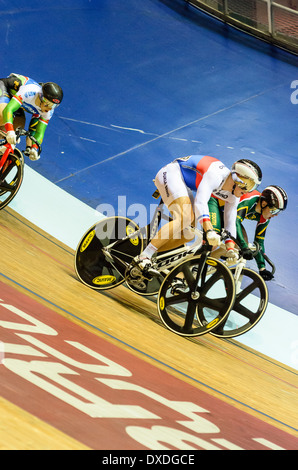 I ciclisti racing in Rivoluzione serie incontriamo al Manchester Velodrome o Nazionale Centro di ciclismo Foto Stock