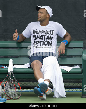 Key Biscayne, Florida, Stati Uniti d'America. 24 Mar, 2014. Key Biscayne - marzo 24: JO-WILFRIED TSONGA (FRA) pende intorno dopo la sua pratica con Roger Federer. Sia praticata nel caldo clima di Miami il giorno prima della loro mens 4. round matchs al 2014 Sony Open Tennis tournamen Credito: Andrea, Patrono/ZUMAPRESS.com/Alamy Live News Foto Stock