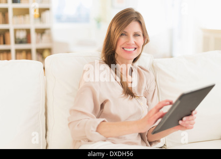 Ritratto di donna con tablet pc Foto Stock