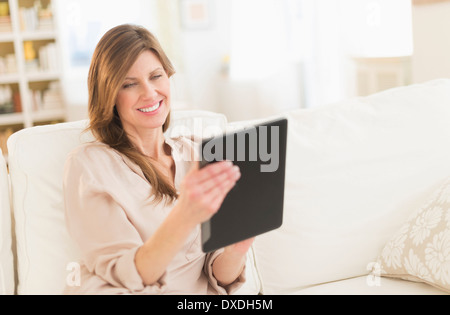 Donna che utilizza un tablet pc Foto Stock