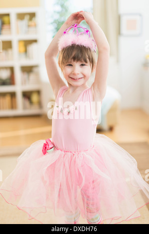 La ragazza (4-5) indossando tutu dancing in salotto Foto Stock