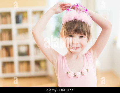 La ragazza (4-5) indossando tutu dancing in salotto Foto Stock