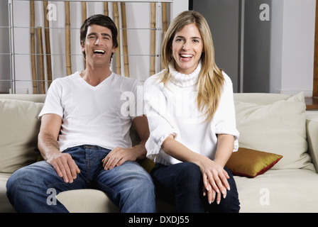 Coppia giovane sul lettino ridendo Foto Stock