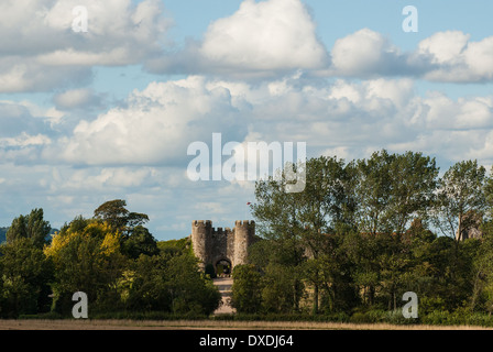 Una vista della porta / ingresso al castello di Amberley; qui preso dal South Downs modo in West Sussex. Foto Stock