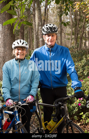 Coppia Matura bike insieme, STATI UNITI D'AMERICA Foto Stock