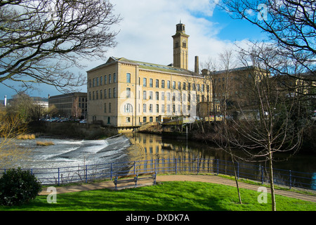 Salts Mill e il fiume Aire, Saltaire, Bradford, Yorkshire, Inghilterra Foto Stock