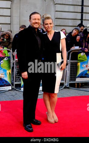 Mayfair, London, Regno Unito . 24 Mar, 2014. Ricky Gervais e moglie. Le stelle di 'Muppets Most Wanted' arrivano al Curzon Cinema in Mayfair per un VIP screening. Credito: Rachel Megawhat/Alamy Live News Foto Stock