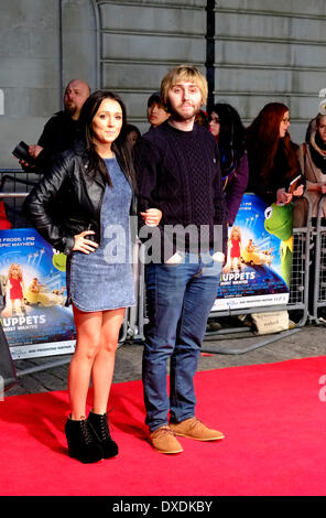 Mayfair, London, Regno Unito . 24 Mar, 2014. James Buckley e moglie. Le stelle di 'Muppets Most Wanted' arrivano al Curzon Cinema in Mayfair per un VIP screening. Credito: Rachel Megawhat/Alamy Live News Foto Stock