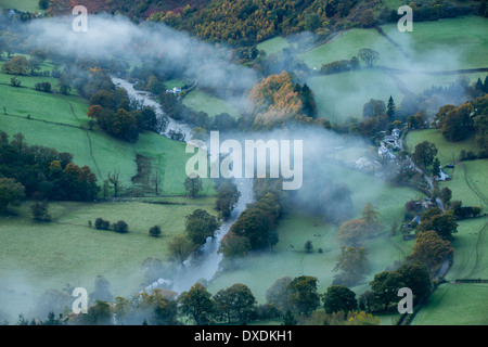 I colori autunnali e la nebbia nella Dee Valley (Dyffryn Dyfrdwy) nelle vicinanze del Llangollen, Denbighshire, Galles Foto Stock