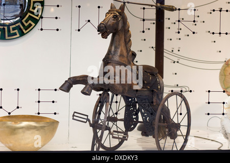 Mobili d'antiquariato in legno cavallo in libertà la finestra di visualizzazione a Londra Inghilterra Foto Stock