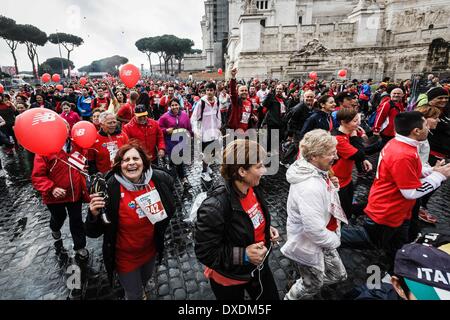 Roma, Italia. 23 Mar, 2014. I corridori prendere parte alla ventesima edizione della Maratona di Roma. La Maratona di Roma (42.195 km), un IAAF Gold Label Road Race evento, è una maratona annuale che i corsi attraverso le strade più belle e i luoghi più emblematici della città eterna. 19.061 atleti provenienti da 122 paesi hanno partecipato alla ventesima edizione © Giuseppe Ciccia/NurPhoto/ZUMAPRESS.com/Alamy Live News Foto Stock