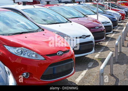 Vendita di automobili Ford usate sulla concessionaria auto pavimentazione piazzale esterno showroom organizzato alternate rosso e bianco oscurato targhe Essex Inghilterra UK Foto Stock