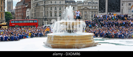 Tifosi di calcio scozzesi in cima alla folla di fontane intorno a Trafalgar Square prima della partita internazionale a Wembley tra Inghilterra e Scozia Londra Regno Unito Foto Stock