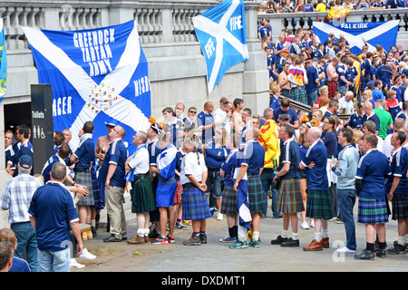 Striscioni Tartan Army e lunga fila di tifosi scozzesi a Londra per le partite in coda fuori dai bagni WC a Trafalgar Square Westminster Inghilterra Regno Unito Foto Stock