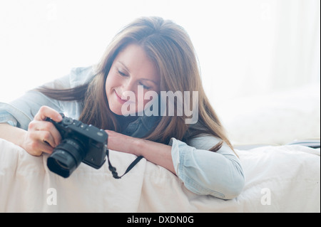 Ritratto di donna a fotografare Foto Stock