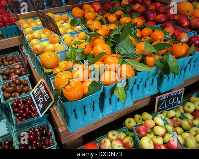 Cesto di frutta Display, prodotti freschi sezione Mercato alimentare, Grand Central Terminal, NYC,USA Foto Stock