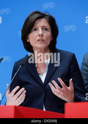 Berlino, Germania. 24 Mar, 2014. Dichiarazione sulla politica energetica con Sigmar GABRIEL, SPD Chief e Miniter dell economia, e Hannelore Kraft, Ministropresidente della Renania settentrionale-Vestfalia e Malu Dreyer, Ministropresidente della Renania Palatinato, e il Vice Primo Ministro del Baden-WÃƒAE'Ã'Â¼rttemberg Nils Schmid a Willy-Brandt-Haus a Berlino./Immagine: Malu Dreyer, Ministropresidente della Renania Palatinato. Credito: Reynaldo Paganelli/NurPhoto/ZUMAPRESS.com/Alamy Live News Foto Stock