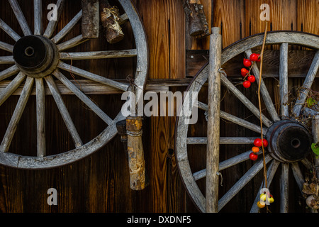 Two wooden wheels hang from the side of a traditional cottage in Ogimachi village. Foto Stock