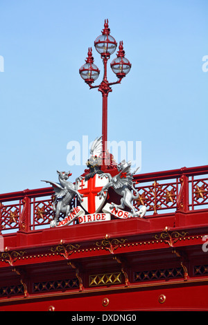 Dettaglio della City of London Corporation stemma e lampost sulla balaustra di Holborn Viaduct road bridge Foto Stock