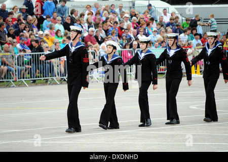 Mare cadetti marciando a RNAS Culdrose in Cornwall, Regno Unito Foto Stock