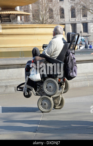 Uomo disabili che opera con il sistema di mobilità iBOT giroscopio motorizzato sedia a rotelle per disabili assistita bilanciata su due ruote a Trafalgar Square London UK Foto Stock