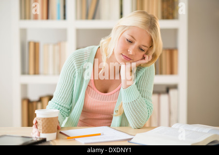 Ritratto di stanchi studentessa in libreria Foto Stock