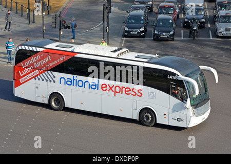 Guardando verso il basso sulla National Express Coach sul percorso tra l'Aeroporto di Luton e Londra Victoria Foto Stock