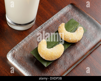 La vaniglia crescent cookie sul vassoio di vetro, studio shot Foto Stock