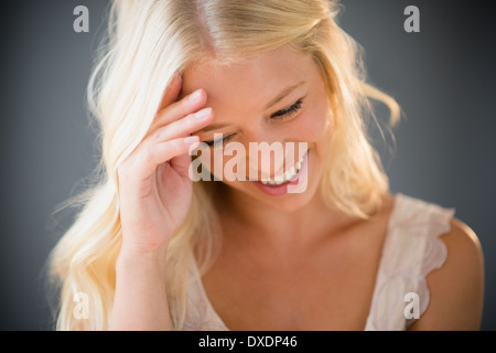 Ritratto di giovane donna un intreccio di capelli Foto Stock