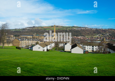 Il modello di stile vittoriano villaggio di Saltaire, Bradford, Yorkshire, Inghilterra, fondata nel 1851 da Sir Tito sale Foto Stock