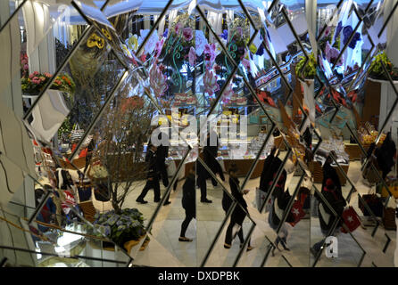 New York, Stati Uniti d'America., Stati Uniti d'America. 24 Mar, 2014. La gente passa da decorazioni floreali all'interno del magazzino Macy's nella città di New York negli Stati Uniti., 24 marzo 2014. Con il tema della "giardino segreto" per quest'anno, l'annuale Macy's Flower Show nella città di New York ha dato dei calci a fuori la domenica. Credito: Wang Lei/Xinhua/Alamy Live News Foto Stock