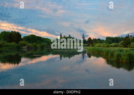 Il fiume Deschutes presso sunrise vicino Dillon cade. Oregon. Stati Uniti d'America Foto Stock