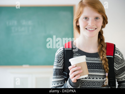 Ritratto di ragazza (12-13) azienda tazza monouso Foto Stock