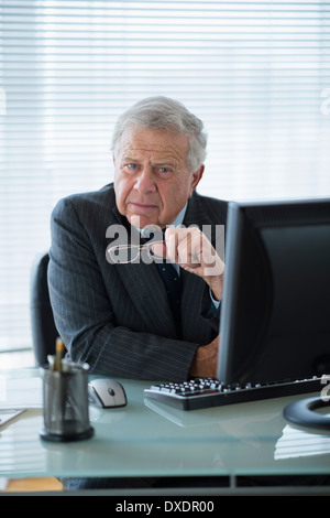 Ritratto di uomo senior in office Foto Stock