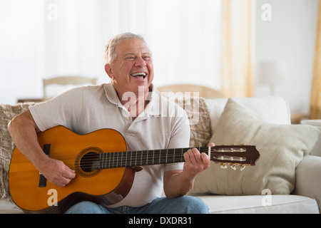 Senior uomo a suonare la chitarra Foto Stock