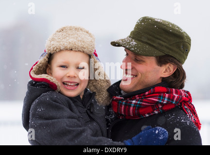 Padre e figlio (6-7) sorridente Foto Stock