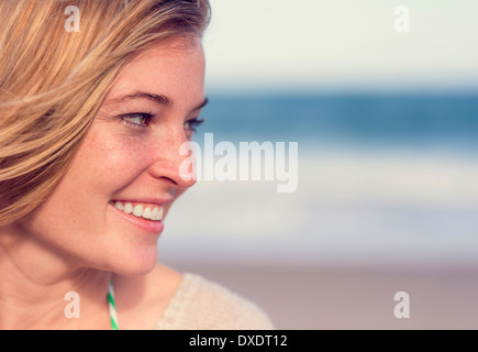 Giovane donna sulla spiaggia, Jupiter, Florida, Stati Uniti d'America Foto Stock