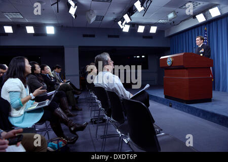 Washington, DC, Stati Uniti d'America. 24 Mar, 2014. Pentagono premere il Segretario John Kirby parla durante un briefing al Pentagono a Washington, DC, Stati Uniti, il 24 marzo 2014. Credito: Yin Bogu/Xinhua/Alamy Live News Foto Stock