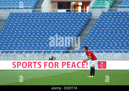 Saitama, Giappone. 23 Mar, 2014. Genki Haraguchi (rossi) Calcio/Calcetto : Genki Haraguchi di Urawa Reds rasserena i suoi compagni di squadra dopo un goal durante il 2014 J.League Division 1 corrispondenza tra Urawa Red Diamonds 1-1 Shimizu S-impulso a Saitama Stadium 2002 a Saitama, Giappone . © Kenzaburo Matsuoka/AFLO/Alamy Live News Foto Stock