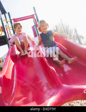 Per i ragazzi (4-5, 8-9) giocando sul parco giochi, Jupiter, Florida, Stati Uniti d'America Foto Stock