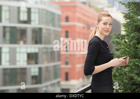 Ritratto di giovane imprenditrice, New York City, nello Stato di New York, Stati Uniti d'America Foto Stock
