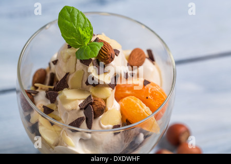 Primo piano della peanut gelato con frutta e noci Foto Stock