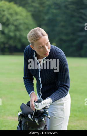 Donna sul campo da golf Foto Stock