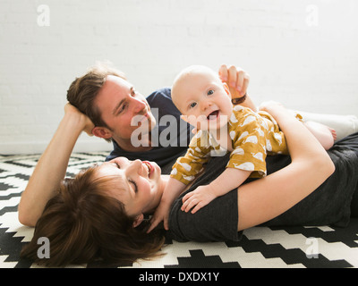 Ritratto di genitori con bambino figlio (2-5 mesi) Foto Stock