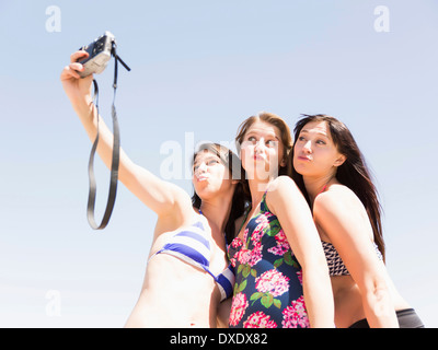 Ritratto di tre donne di fotografare sé stessi Foto Stock